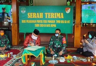 penandatanganan berita acara dan serah terima sasaran fisik dari Dansatgas TMMD 107 Kodim 0508/Depok Kolonel Inf Agus Isrok Mikroj kepada Wali Kota Depok Mohammad Idris