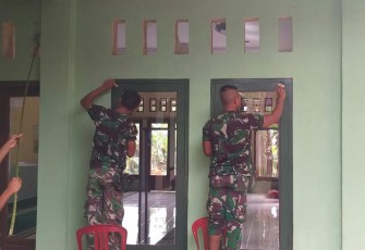 Satgas TMMD 107 Kodim 0508/Depok Kerahkan Personil untuk Mengecat Mushola Al Mahri