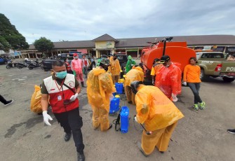 Tim Penaganan Covid-19 Melakukan Penyemprotan Disinfektan di Pasar Purwodadi 