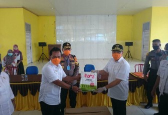 Gubernur Bengkulu Rohidin Mersyah Menyerahkan Bantuan Pangan Kepada Bupati Bengkulu Tengah Ferry Ramli Secara Simbolis 