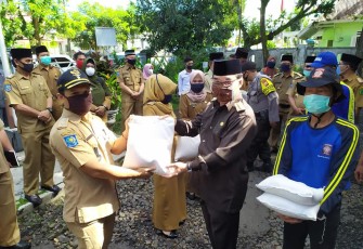 Bupati Rejang Lebong Ahmad Hijazi Salurkan Bantuan Beras Kepada Masyarakat Yang Memiliki Riwayat Perjalanan Dari Zona Merah Atau Status Notifikasi Corona