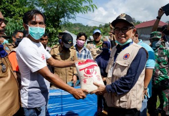 Bupati Kepahiang Hidayattullah Sjahid Beri Bantuan Pada Warga Terdampak Banjir di Desa Air Pesi