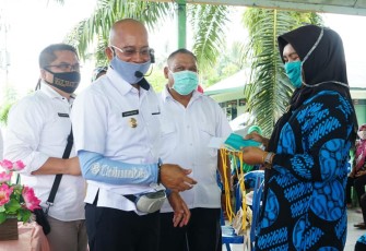 Bupati Bengkulu Selatan Gusnan Mulyadi Saat Berikan Masker Pada Kader Bangga Kencana 