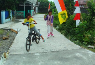 Perasaan Senang Anak-anak Lingkungan Jalan H. Amin Sudah Diperkeras 