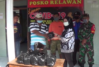 Belasan Relawan Beri Bantuan Paket Sembako ke Masyarakat Terdampak Covid-19