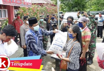 Bupati Bengkulu Utara Mian Berikan Bantuan Sembako Pada Masyarakat Pelaku Seni dan Usaha Catering