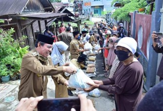 Bupati Rejang Lebong Ahmad Hijazi Berikan Bantuan Paket Sembako Pada Warga Terdampak Banjir 