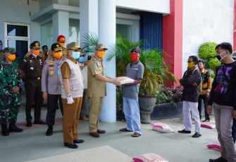 Warga Seluma Antusias Terima Bantuan Beras