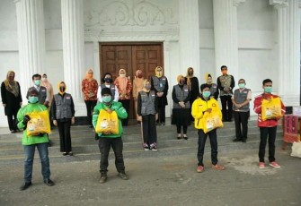 Riana Sari Arinal Serahkan Bantuan