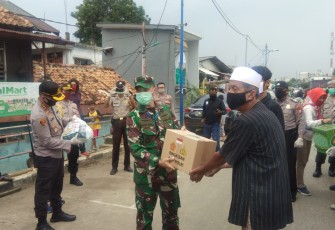 Polres Metro Jakarta Timur Bersama Kodim 0505/JT Berikan Bantuan Sembako