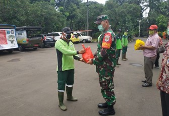 Garda Terdepan Petugas Makam Pondok Ranggon Diberikan Paket Sembako