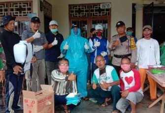 Warga Semprotan Disinfektan di Lingkungan Mereka 