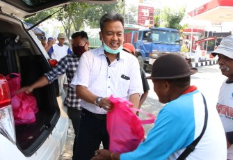 Politisi Partai Gerindra Budiono saat bagi sembako di Bojonegoro