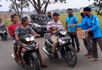 KNPI Kuta Makmur bagi Masker Ke Pengguna Jalan