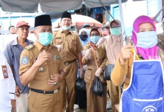 Pembagian 1000 Masker dan 1000 Vitamin Oleh DP3AP2KB Kota Bengkulu di Pasar-Pasar Kota Bengkulu 