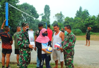Satgas TMMD 107 Kodim 0508/Depok Serahkan Bantuan Alat Olahraga