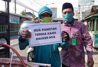 KUA Pamotan Bagi Masker Cegah Penyebaran Covid-19