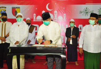 Dandim 0808/Blitar Letkol Inf Kris Bianto saat menandatangani Maklumat Bersama Menyambut Bulan Ramadhan Ditengah Wabah Covid-19