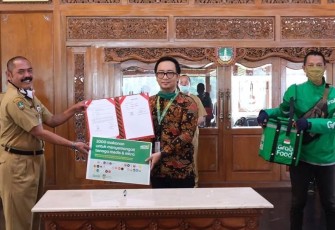 Walikota Solo FX. Hadi Rudyatmo bersama perwakilan Cluster Lead Grab Solo Raya saat serah terima bantuan makanan di Balaikota Surakarta.