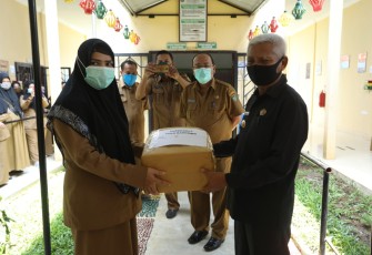 Bupati Asahan Kembali Serahkan Bantuan APD dari Provsu Kepada 6  Puskesmas