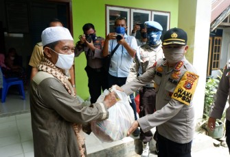 Polda Sultra Bagikan 1000 Paket Sembako dan Masker