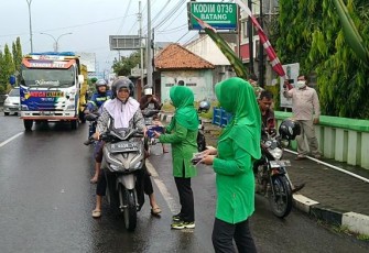 Persit KCK Cabang Kodim Batang Bagikan Masker kepada Masyarakat
