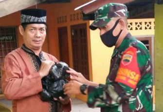 Koramil 01/Tanjungpinang Bagikan 500 Bungkus Nasi Kepada Warga