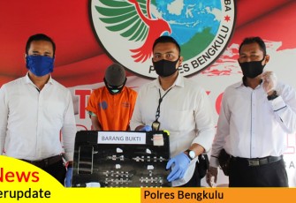 Kapolres Bengkulu AKBP Pahala Simanjuntak S.IK melalui Kasat Narkoba Polres Bengkulu Iptu Sampson Sosa Hutapea S.IK saat konferensi pers