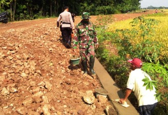 Sejumlah TNI bantu Tukang Profesional