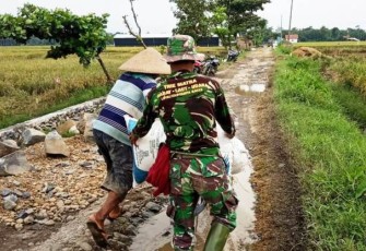 Sibuk Kejar Target Talud TMMD Reguler Pekalongan Prajurit Tetap Tolong Warga