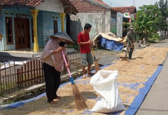 Penerangan Jalan Mulai Dipasang di Pos Kamling TMMD Reguler Pekalongan