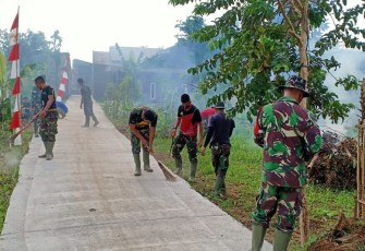 Sepanjang Jalan H Amin Dibersihkan Satgas TMMD ke 107 Kodim 0508/Depok
