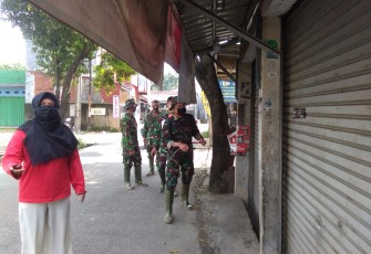 Satgas TMMD Lakukan Penyemprotan Disinfektan di Lokasi Ekonomi Warga