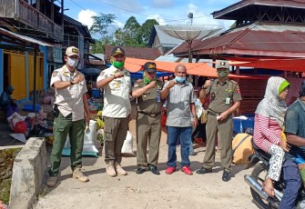 Pembagian Masker Pada Pedangan di Pasar Kota Besi 