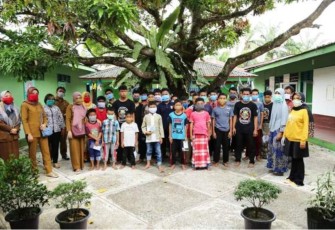 Diskominfo Labuhanbatu Bagikan Masker dan Bantuan Sembako