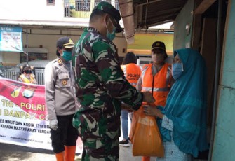 Dandim 1310/Bitung dan Kapolres Minut Bagi-Bagi Sembako dan Masker