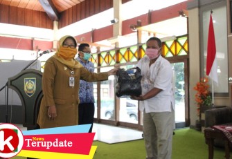 Bupati Tegal Salurkan Bantuan 10.000 Masker Kain dari Korpri untuk Pedagang Pasar