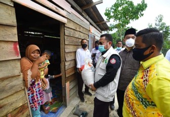 Bupati dan Ketua DPRD Kampar Bagi Sembako ke Masyarakat Kurang Mampu