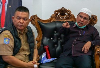 Kepala Dinas Sosial Provinsi Kepri Doli Boniara S saat diskusi bersama Sekdaprov Kepri