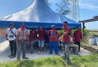Partai PDI-P Aceh Singkil saat membagikan masker di Singkil.