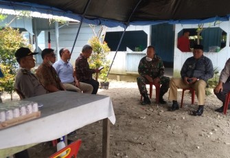 Bupati Aceh Singkil Dulmusrid saat mengunjungi posko didaerah perbatasan setempat.