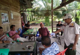 Pihak Sat Pol PP dan WH Aceh Singkil saat melakukan razia ASN nongkrong di warkop.