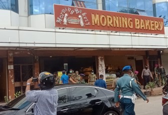 Tim Gugus Tugas Pencegahan Penyebaran Covid-19 Kota Batam saat melakukan patroli di Morning Bakery Jodoh Kecamatan Batuampar Kota Batam.