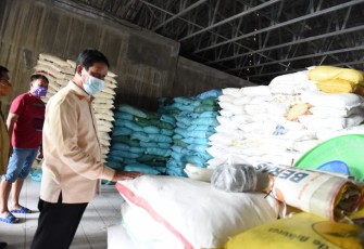 Plt Gubernur Kepri H. Isdianto saat meninjau gudang sembako di Toko Abadi Jaya