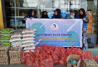 DPW IWAPI Aceh Singkil membagikan sembako terhadap warga yang berdampak corona.