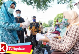 Ibu Derta Rohidin Salurkan Makanan