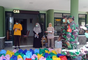 Dandim 0505/JT Dampingi Pengurus Pusat Dharma Pertiwi Berikan Bantuan Paket Sembako