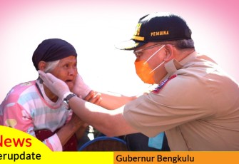 Gubernur Bengkulu Rohidin Mersyah saat berikan beras ke salah seorang pedagang