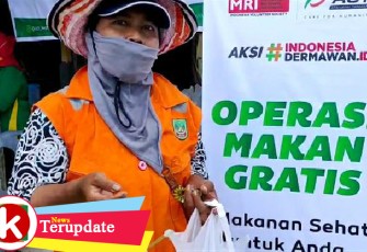 Salah satu masyarakat mendapatkan makan siang dalam kegiatan Operasi Makan Gratis yang digelar oleh ACT Kepri