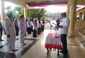 Bupati Aceh Singkil Dulmusrid saat mengambil sumpah pelantikan pejabat eselon jajaran Pemkab setempat dihalaman Kantor Bupati.
